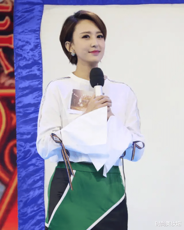 「穿衣搭配」张蕾剪了短发气质更惊艳，穿白衬衫配半身裙录节目，甜美又减龄