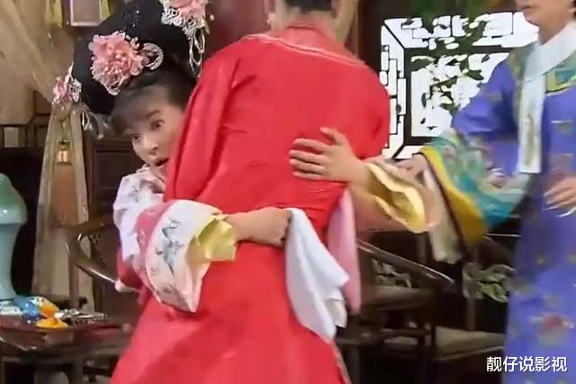 「小燕子」还珠格格：小燕子穿高跟鞋，老版差点摔倒，新版居然连站都不会了