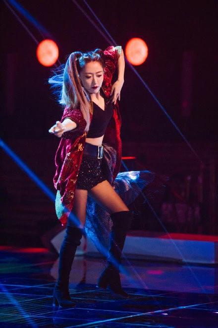 穿衣搭配|白冰长筒靴配丝袜，双马尾造型，展示火辣一面