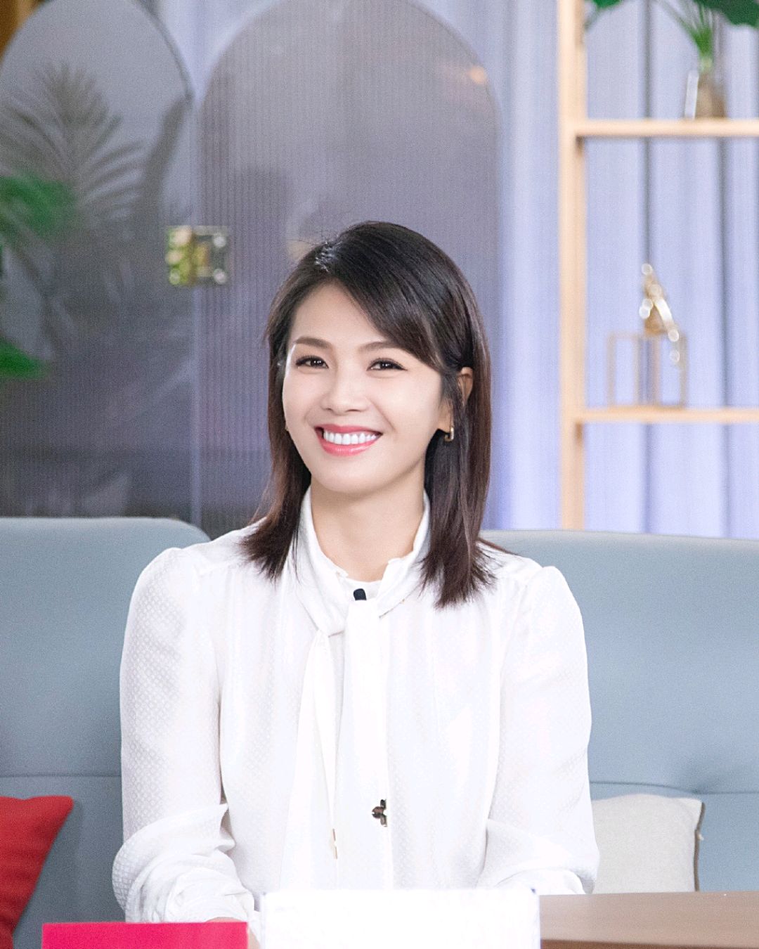 穿衣搭配▲41岁的刘涛剪掉长发，变锁骨短发搭配西服和牛仔裤，时髦减龄