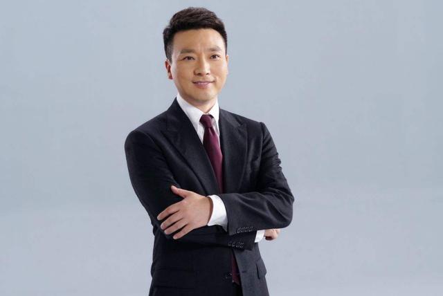 央视主持康辉和刘雅洁,结婚18年仍在租房住,如今46岁生活成这样