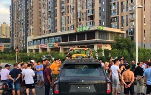 劳斯莱斯|面包车撞劳斯莱斯后续：车损高达200万，劳斯莱斯车主已表态