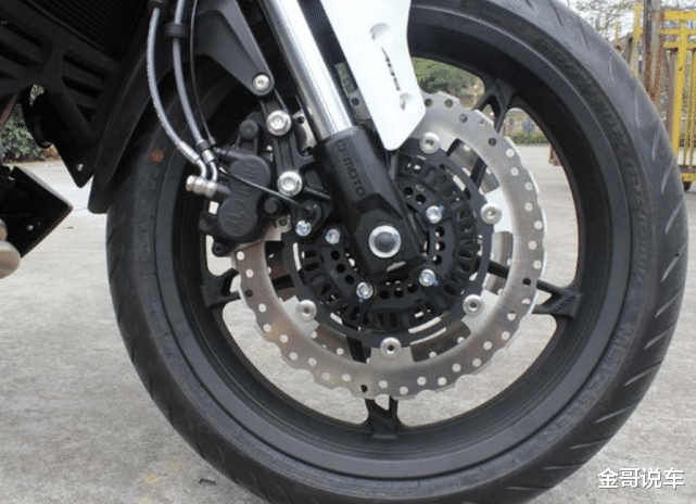 摩旅|通勤摩旅两不误,搭18L大油箱,还配水冷电喷,车友:国产最好骑