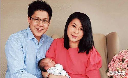郭晶晶|郭晶晶母亲近况，与豪门亲家同框不卑不亢，女儿连生三胎成她底气