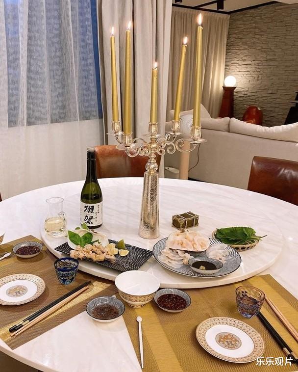 林峰堂妹慶祝結婚5周年，富豪老公親自下廚，甜蜜共進燭光晚餐-圖4