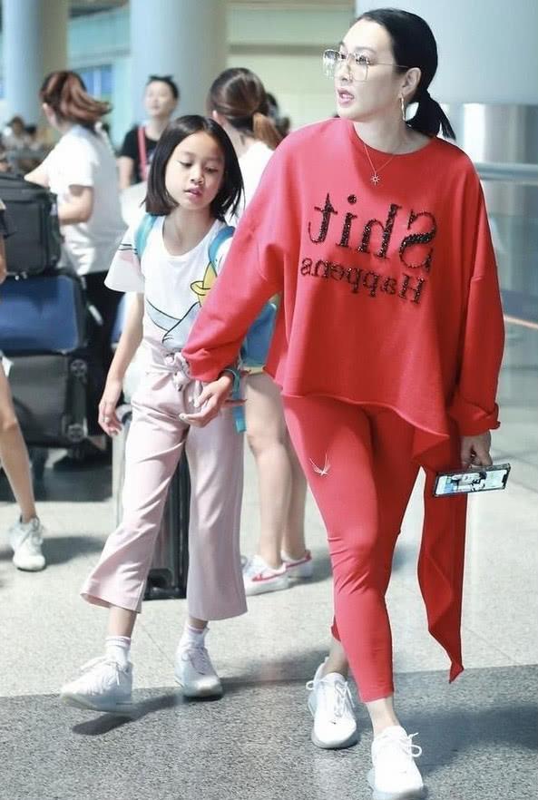 钟丽缇■张伦硕还不管管钟丽缇？模仿00后穿少女装，年纪大却一点不自知