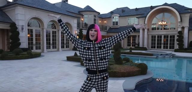 美国网红豪掷一亿买下一万平城堡，网友：在深圳只够买500平