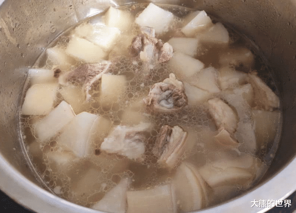 羊肉|炖羊肉，汤不白？很多人放错了2种料，难怪汤发黑，也不鲜美