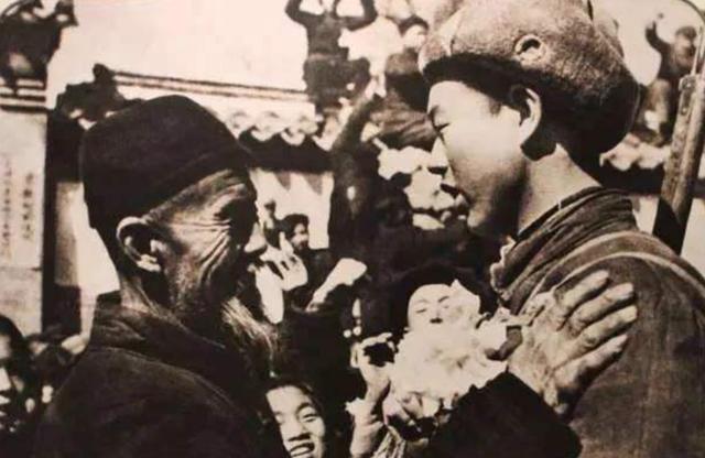 墨语笙歌|15岁儿子背着母参军，71年后回家探望，百岁老母亲仍在苦等