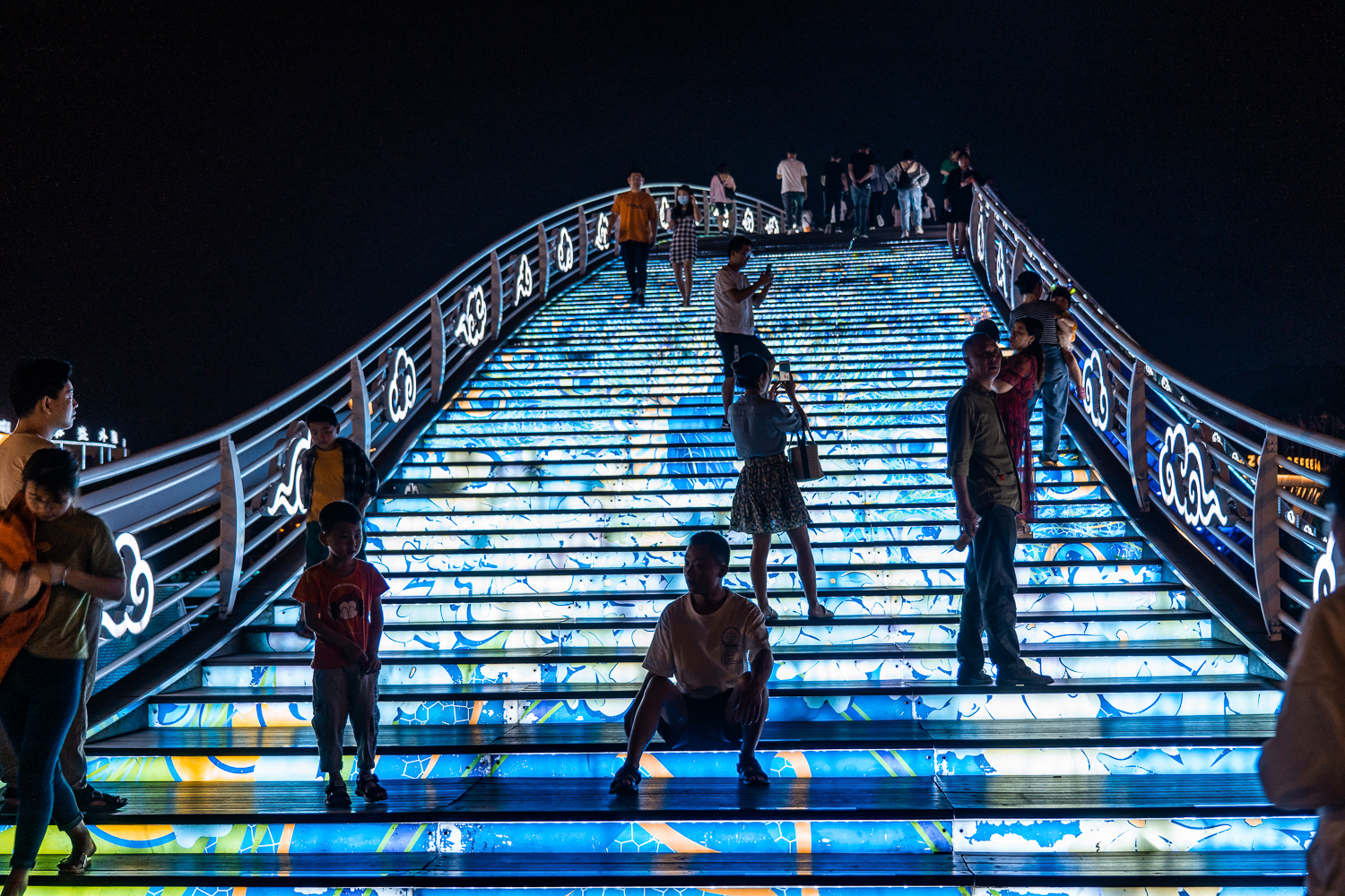 江南古镇|这座仿造的江南古镇，耗资50亿元，人气不输周庄南浔还没门票