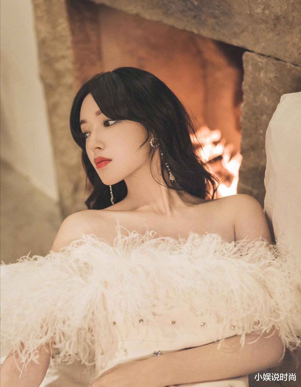 刘海|程潇终于掀起“铁刘海”，一身白色羽毛露肩短裙亮相，美到不敢认