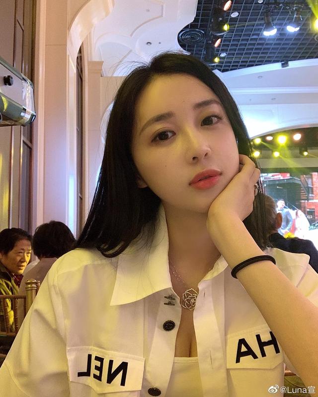 潘玮柏|潘玮柏官宣结婚！妻子背景被扒，交往期间仍跟吴昕录恋爱节目