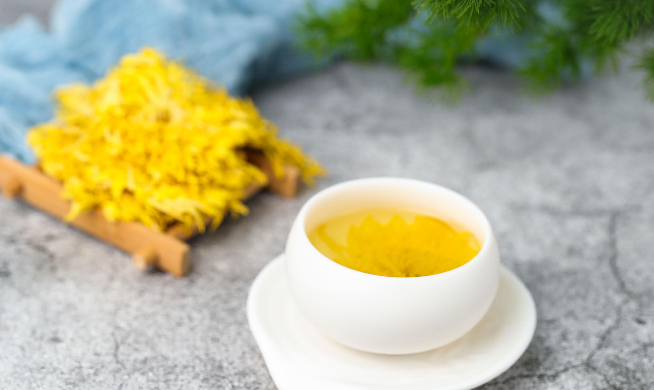 [菊花茶]喝菊花茶能降火？你可不要太小看它，它还有着这些妙用