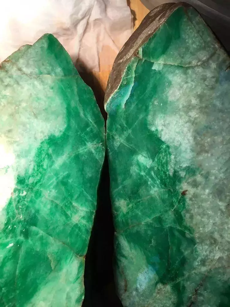 『文玩』百万买下的“帝王绿”翡翠原石,一刀下去内心忐忑不安!