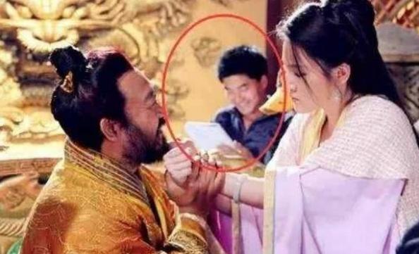 穿帮镜头|小孩子都能看出来的穿帮镜头，导演却看不出，网友：当我瞎吗？