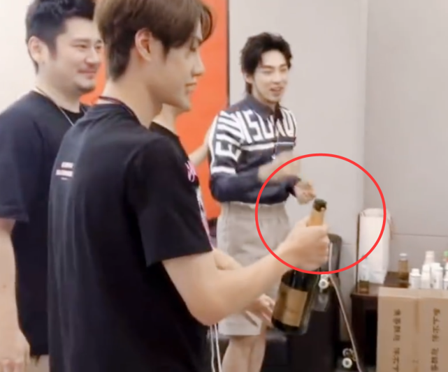 「王一博」王一博开完香槟没酒杯，直接用瓶子喝，谁注意咋喝的？暴露人品