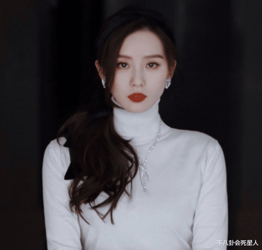 王一博|明星大合照看地位：王一博稳居C位，杨幂却镶边，黄渤只能作陪衬