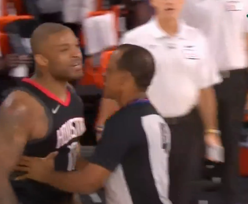 施罗德|双双驱逐！施罗德掏裆塔克，遭硬汉顶头回击爆发冲突，裁判重拳出击！