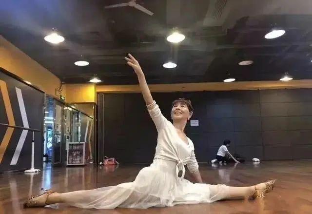 |“背影奶奶”火了，带孙女出门被误认成妈妈，一旁的儿媳太尴尬