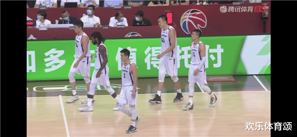 郭艾伦|郭艾伦第四节暴走！请注意辽宁场上阵容，该怎么用大侄子，杨鸣懂了吗