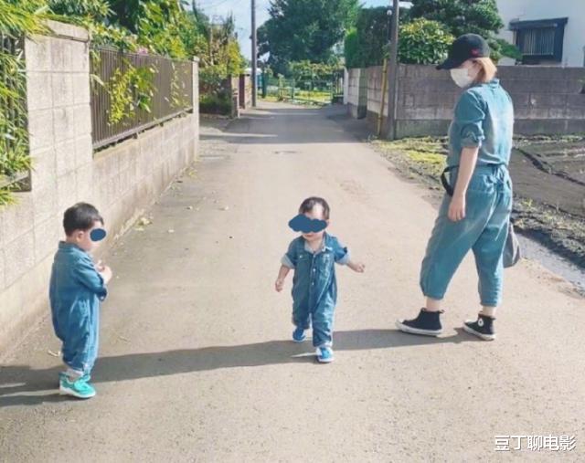 关之琳|苍井空再晒双胞胎儿子，营养充足发育过快，小哥俩已长到妈妈腰部