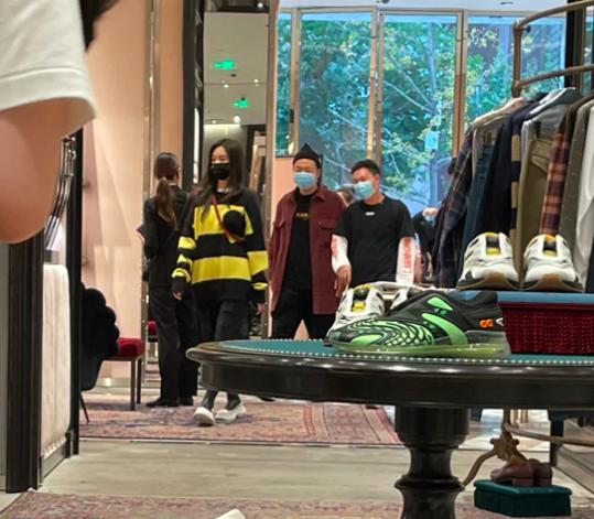 沈梦辰|沈梦辰杜海涛逛街被偶遇，杨迪自称是两人恋情绊脚石，已备婚礼节目