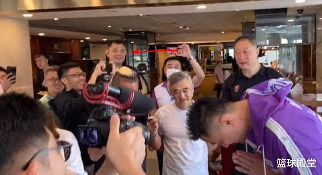 杜锋|杜锋生日,巩晓彬鼓掌,赵睿亲切服务,全队享受投食,胡明轩亮了