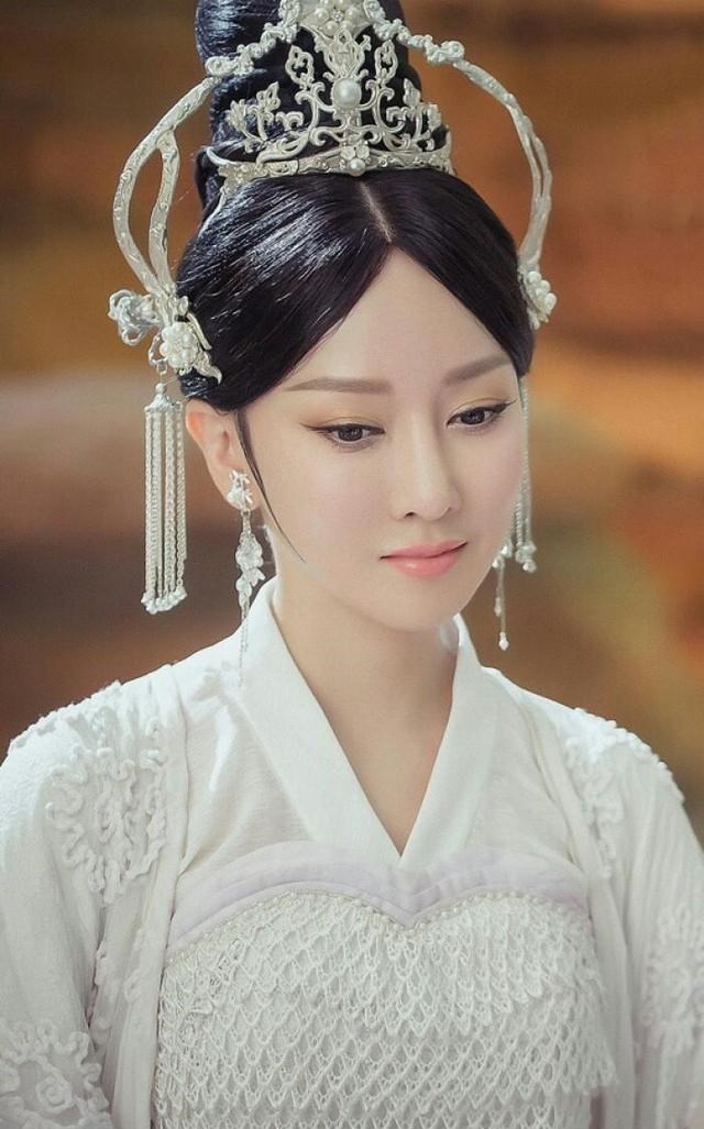 萨顶顶|她曾经被金星手撕、丁太升炮轰！如今在央视秋晚却惊艳了全场