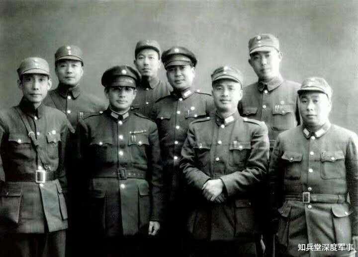 张灵甫■从一张老照片，聊聊抗战结束后国军的军装到底是啥样？