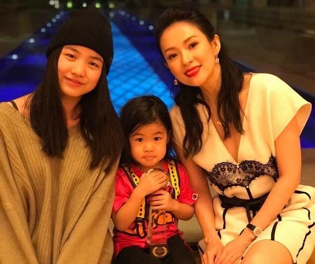 章子怡|汪峰15岁大女儿长开了,与后妈章子怡同框像姐妹!颜值幸好不像爸