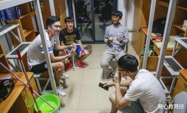 大学|大四学生没有课程，为何还要交学费和住宿费，毕业生：我也想知道