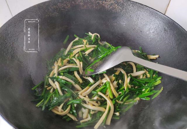 韭菜|它是更年期的保护神，女人上了年纪后要常吃，美容养颜，减少皱纹