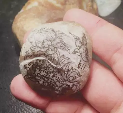 翡翠▲随手1200买着玩的翡翠原石，切开不尽人意，结局却惊艳四座！