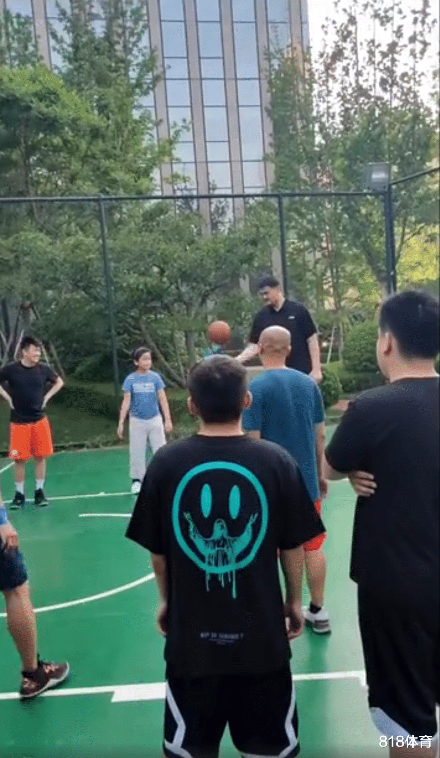 姚明：姚明野球场教女儿单手投篮! 青年起哄: 姚哥扣一个, 姚主席微笑命中3分