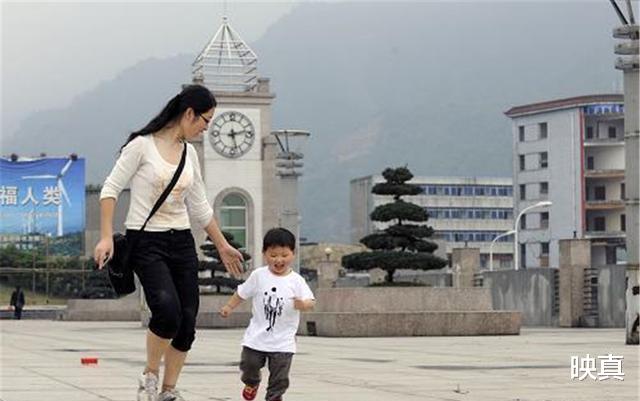 汶川地震▲12年前，汶川地震中为救学生牺牲的谭千秋，女儿北大毕业又上哈佛
