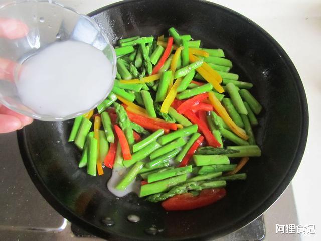 芦笋|夏天要减肥，它俩一起炒，刮油甩赘肉，让你变白变瘦