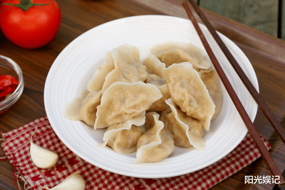 「饺子」包完饺子，直接放冰箱是大错！多做一步，拿时不粘底，煮时不破皮