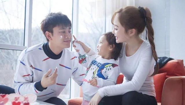 贾乃亮▲贾乃亮李小璐离婚首同框，画面温馨被喊复合，真应验刘嘉玲的话？