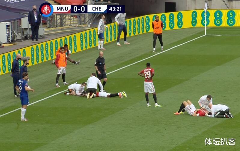 曼联|惨烈！曼联两大后卫上演头撞头，8千万巨星当场染血，队友被抬走！