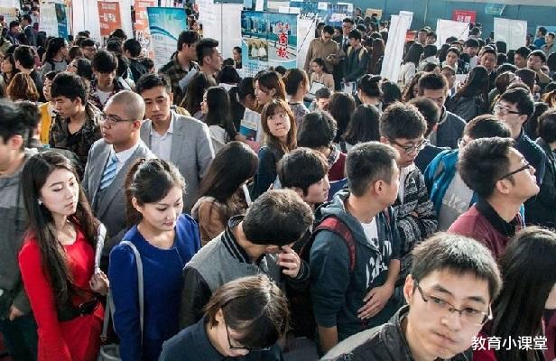 ##大学最“鸡肋”的4大专业，本科毕业生已经“烂大街”，谨慎报考