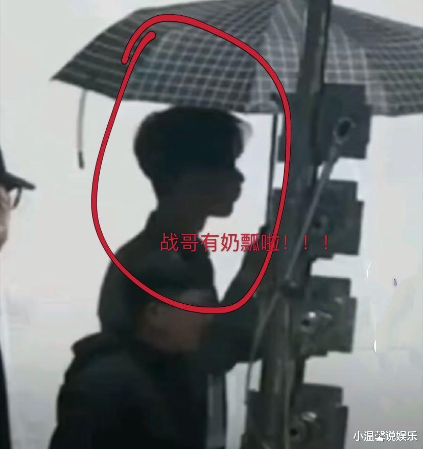 肖战|肖战也有“奶瓢”了！开工录节目不停喝水，嘟嘴卖萌却被奶瓢抢镜了