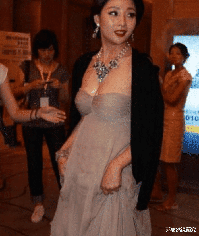 40岁殷桃太高级了，大胆挑战“无痕液体裙”，网友：这才是男人的心头肉