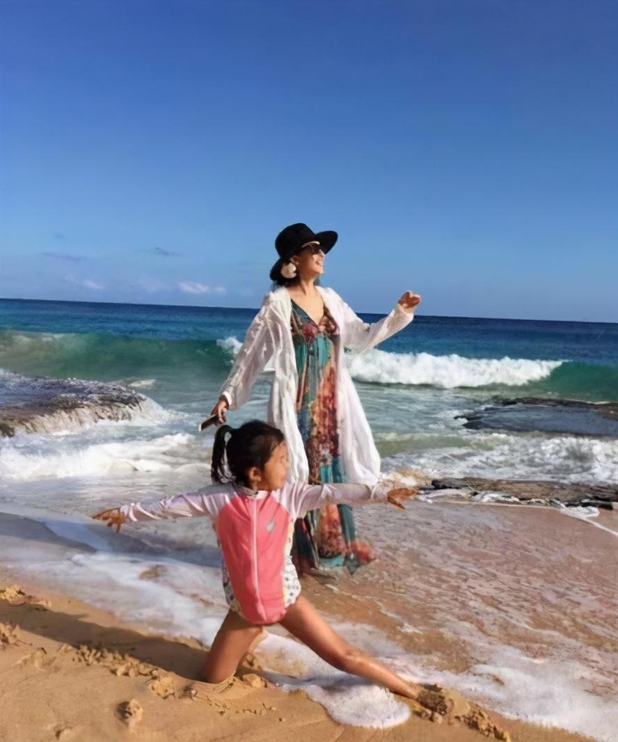 牛莉|她是知名女演员，上过8次春晚，与富豪老公低调恩爱23年