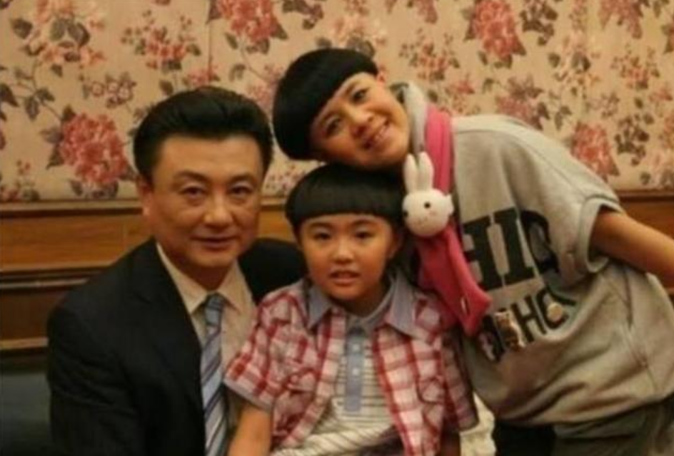 「央视」54岁金龟子,与前央视主持王宁低调恩爱32年,女儿身材高挑很漂亮