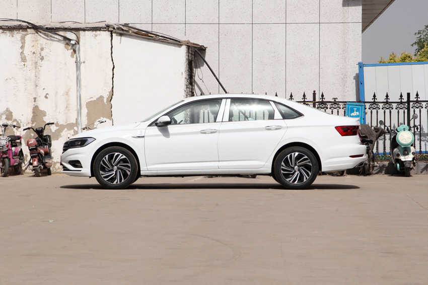 大众汽车|大众放下尊严！从16万跌到12.8万，30天卖22580辆，不买雅阁选它