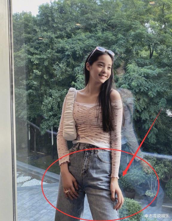 欧阳娜娜|有种发育过剩叫欧阳娜娜的手,看到她伸开手掌的形状,是个巨人吧