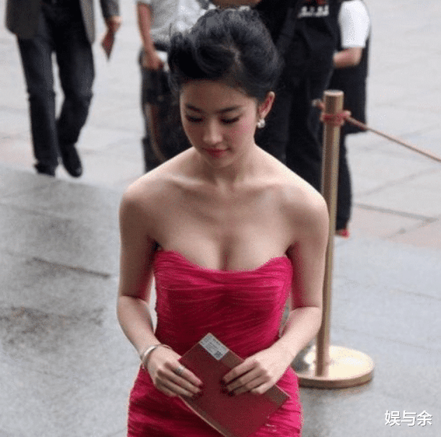 []因女子酷似女明星，男友每天要求亲密动作达11次，女友上节目求助