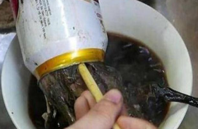 #可乐#大婶卖“易拉罐”小吃，20元一个，日收入上万元，每周只卖一天！