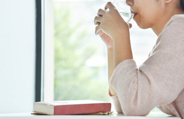 水中毒|多喝水是能排毒，还是增加肾脏负担？医生：不能超这个数
