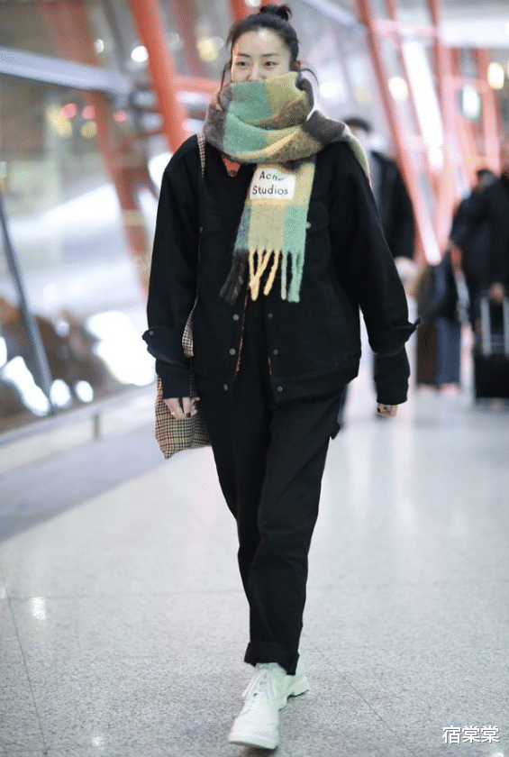 女孩|刘雯穿一身黑,配上拼色围巾,将头发盘起来干净利落又保暖